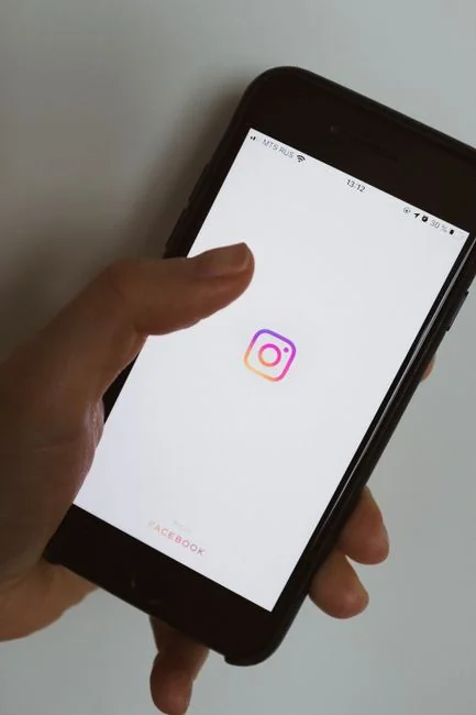 Des notes adhésives présentant des idées de marketing de fin d’année pour les campagnes de Noël sur les réseaux sociaux et par e-mail.